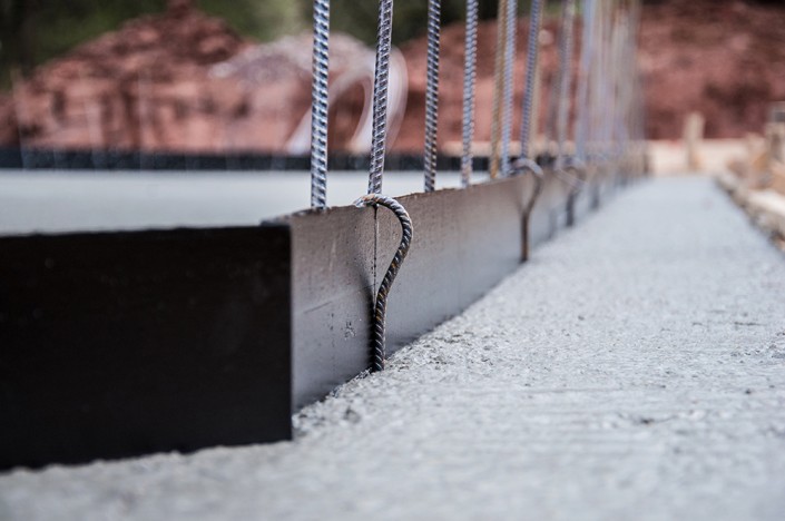 Weiße Wanne von MB-Keller mit wasserdichtem Beton und Bewehrung für optimalen Feuchtigkeitsschutz bei hohem Grundwasserspiegel