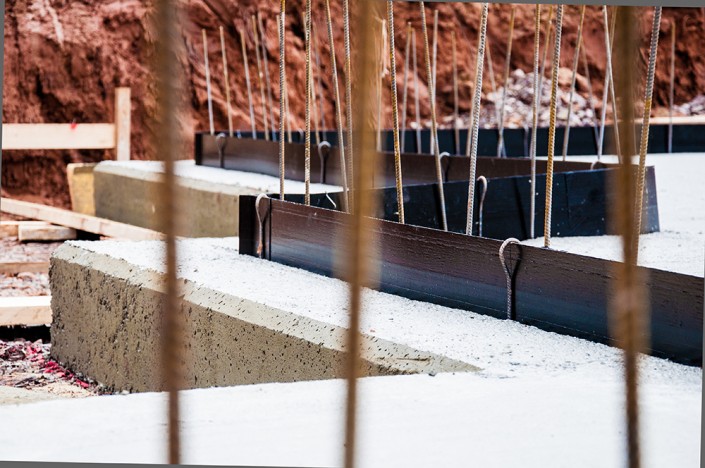 Baustellenansicht mit eingesetzten Elementen und vertikaler Bewehrung auf frischer Bodenplatte – Teil der Weißen Wanne im MB Effizienzkeller