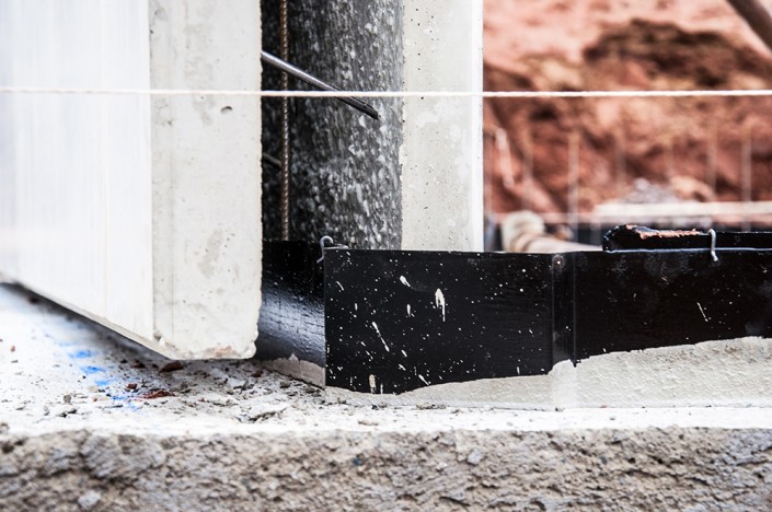 Montage eines Fertigwandelements auf abgedichteter Bodenplatte im MB Effizienzkeller – Anschlussdetail der Weißen Wanne mit Fugenabdichtung