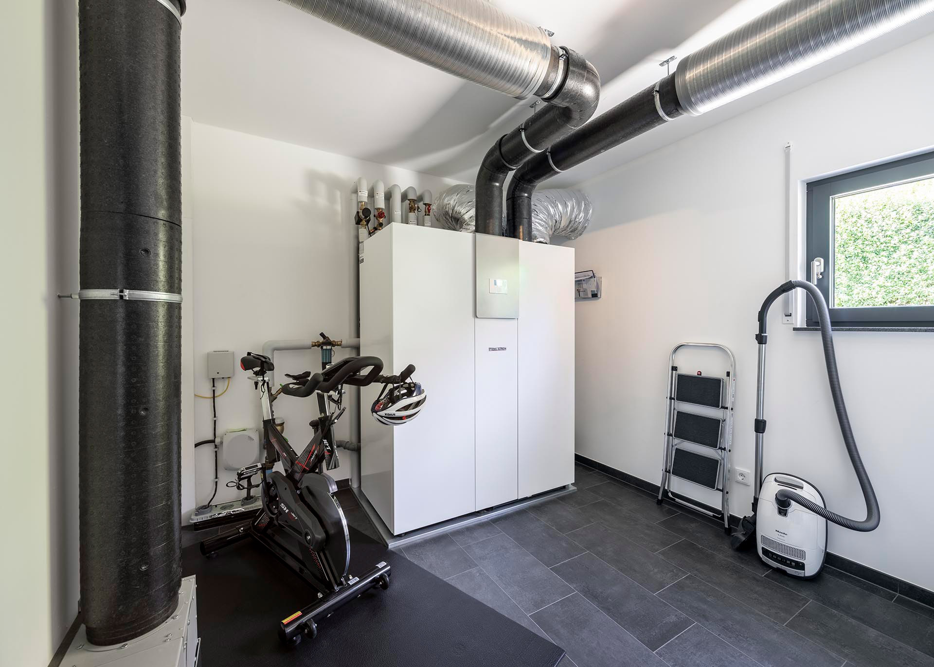 Technikraum im Fertigkeller von MB-Keller mit moderner Haustechnik und zusätzlichem Platz für Sportgeräte