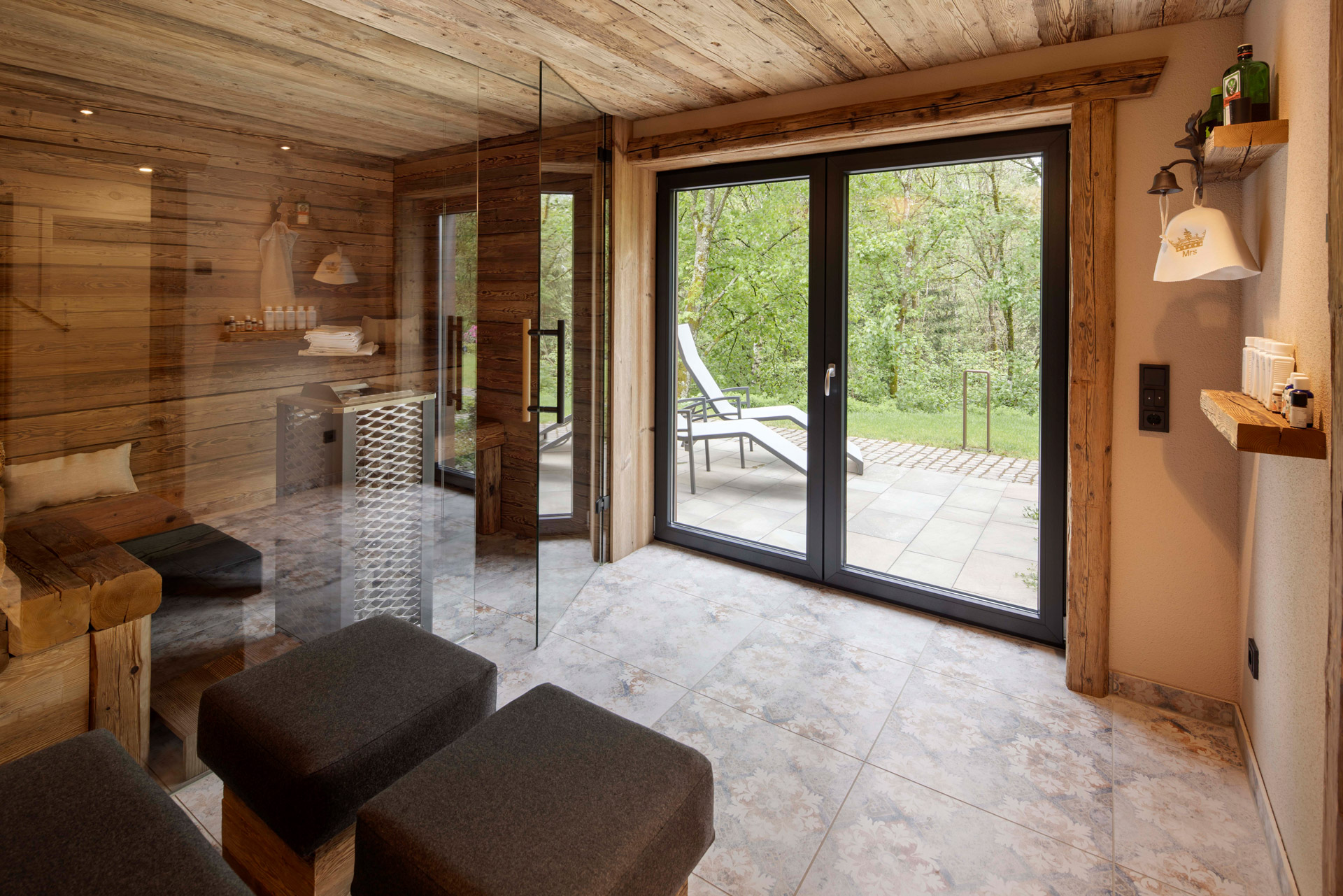 Exklusiver Wellnessbereich im Fertigkeller von MB-Keller mit Sauna, Holzverkleidung und direktem Zugang zum Garten