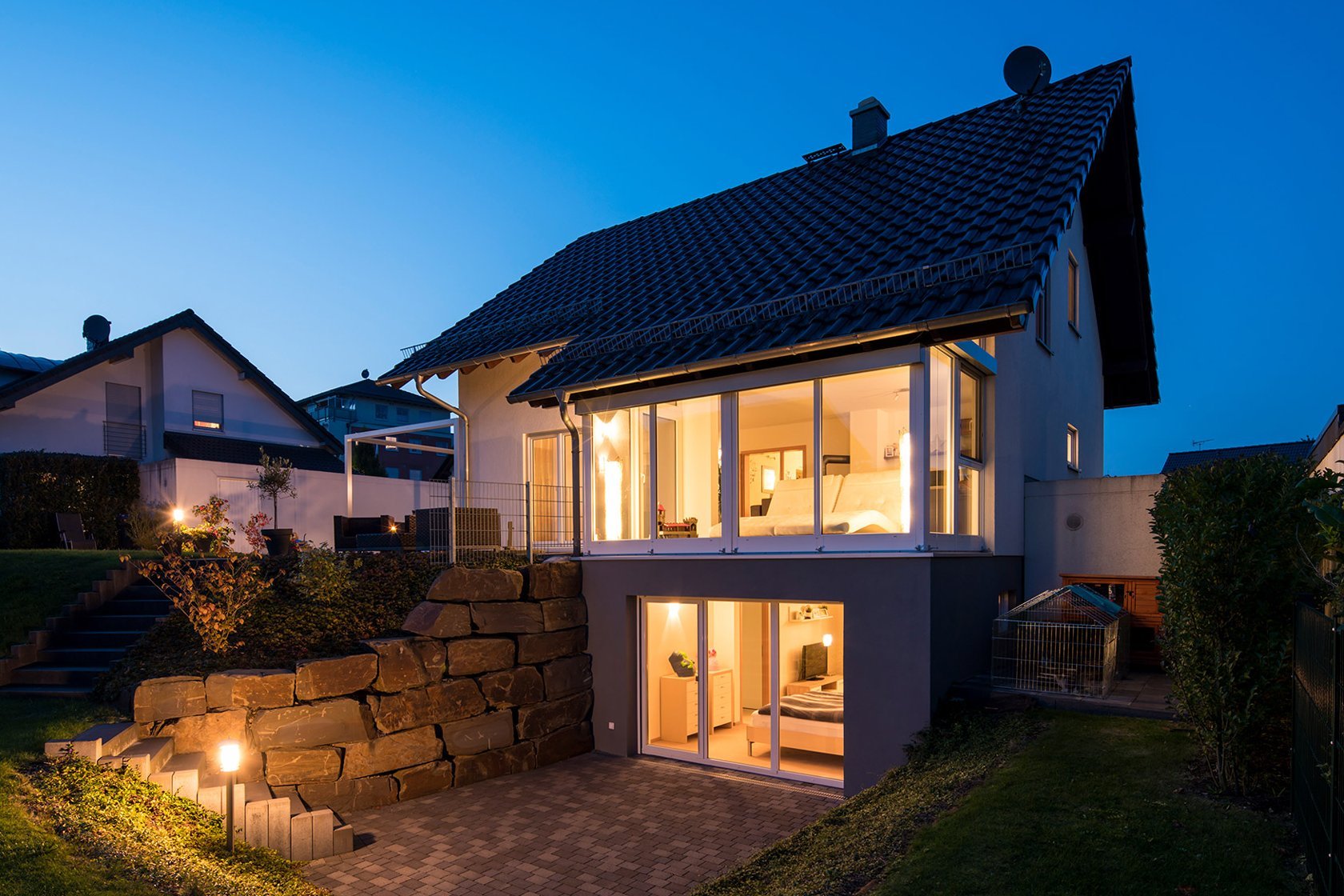 Gemütliches Wohnhaus mit Wintergarten und Fertigkeller von MB-Keller, idyllisch eingebettet in ein Wohngebiet